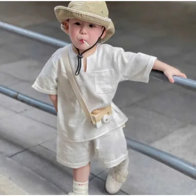 8-30kg.Bộ bé trai cộc tay,chất đũi,cổ V màu trắng dễ thương,đi học,đi chơi,đi biển.Kho sỉ mẹ Gạo.