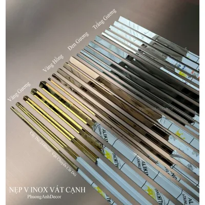 Nẹp V inox góc vuông vát cạnh không bén, dùng trong trang trí nội ngoại thất. Cây dài 2,44 mét vận chuyển cắt đôi.