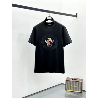 VERSACE Nam Nữ Phong Cách Mới Phong Cách Cổ Điển Màu Sắc Hàng Đầu Thiết Kế Cotton Nguyên Chất Cảm Giác Bán Chạy Phong Cách Dạo Phố Phong Cách Mỹ Hợp Thời Trang Mùa Xuân Thời Trang Bên Trong Trận Đấu Trang Trọng Vai Hợp Thời Trang TSNV