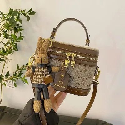 Túi cốp nữ cầm tay đeo chéo hoạ tiếu gấu tặng móc gấu Túi Xách Quỳnh Như - TXN006