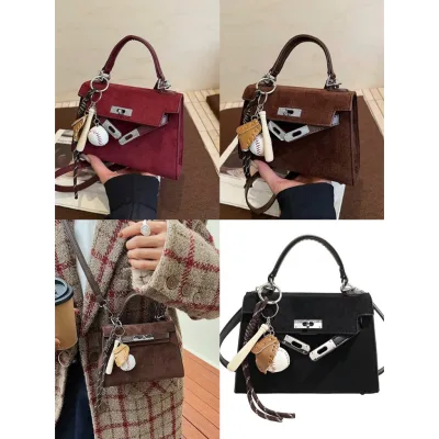 Túi xách nữ đeo chéo da lộn tặng kèm Charm treo hàng thời trang
