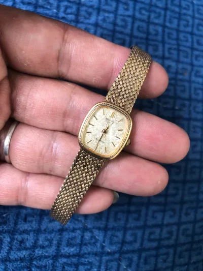 đồng hồ nữ, dây lụa hiệu seiko EXCELINE. bọc vàng toàn thân, núm đính đá. máy cơ cót xưa