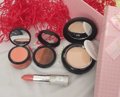 BL4 Set quà tặng trang điểm Hàn Quốc chuyên nghiệp 4 món phấn mắt, phấn phủ, má hồng và son lì, phù hợp làm quà tặng Valentine, sinh nhật, 14.2, 8/3, Noel