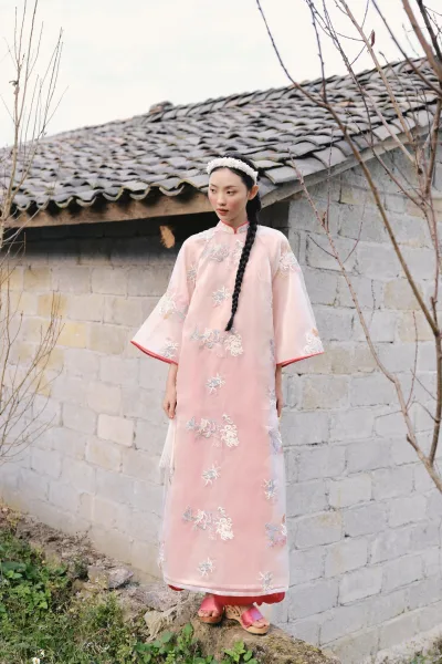 Uy Van's Delicate Floral Embroidered Long-Sleeved Ao Dai Is Suitable for Going Out during the Olv Holidays.