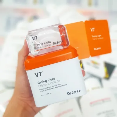 Kem Trang Điểm Và Dưỡng Trắng V7 Toning Light