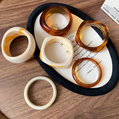 Vòng tay nữ cạnh rộng không đều, thiết kế classic và độc đáo, trang sức thời trang.