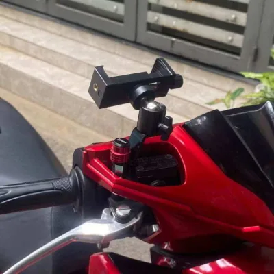 Kẹp điện thoại trên xe máy