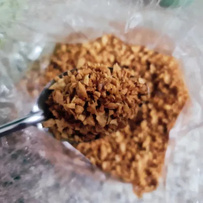 Tỏi phi giòn thơm, sử dụng dầu thực vật, hoàn toàn khô ráo, đảm bảo vệ sinh ATTP