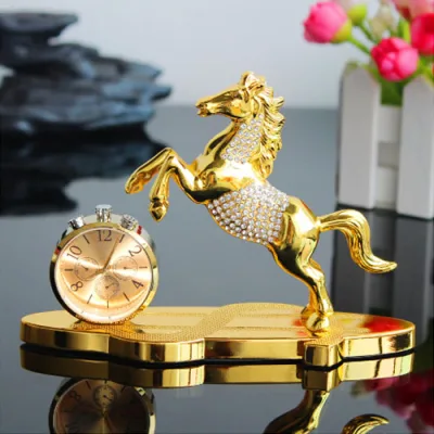Tượng Ngựa đính đá đồng hồ trang trí taplo, bàn làm việc tặng kèm nước hoa thảm chống trượt