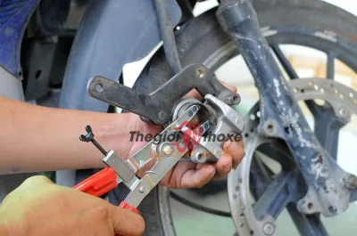 Kìm mở piston heo dầu xe máy, cảo piston, vệ sinh thắng đĩa | Thế Giới Thợ Xe