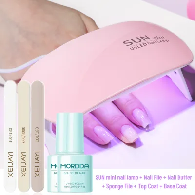 Máy sấy móng tay mini màu trắng và hồng, sơn lót và sơn phủ bóng. Bộ dụng cụ vẽ móng nghệ thuật.