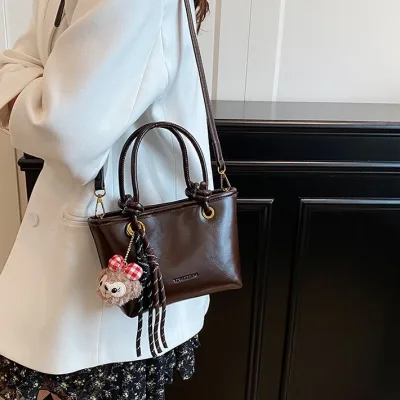 Túi xách nữ kẹp nách đeo chéo da bóng nhăn kèm móc gấu xinh K696