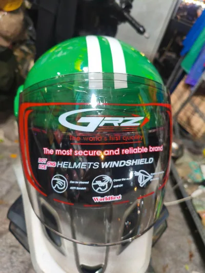 3/4 Grab Grz Helmet with Cng Windshield, Green Color, Modern Design, Safe and Reliable.