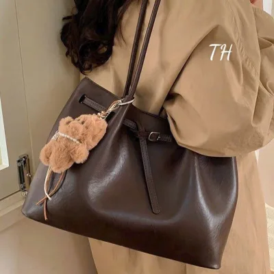 Túi xách nữ tote , túi đeo vai da trơn vintage Hàn Quốc, form rộng tặng kèm charm gấu dễ thương Đăng Túi DK124