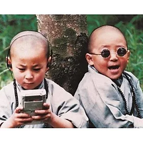 Kính râm trẻ em mắt tròn thầy bói cho bé