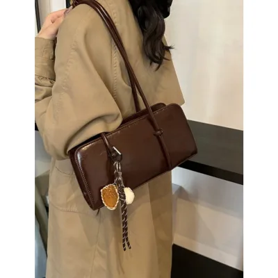 Túi Xách Nữ Retro Dáng Dài 28cm Đeo Vai Kèm Charm Bóng Chày –Túi Baguette Kẹp Nách Hàn Quốc HT181
