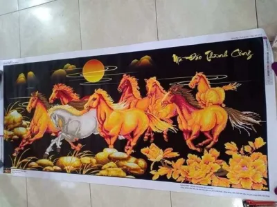 Tranh đính đá mẫu mới Mã Đáo Thành Công KT 150x70cm. Đá đa sắc cực kỳ đẹp sản xuất theo công nghệ Nhật Bản.- Keo tốt, độ bám dính chắc chắn độ bên trên 20 năm, đầy đủ dụng cụ kèm theo.