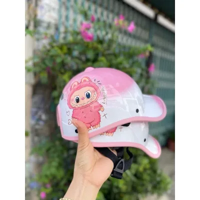 Mũ bảo hiểm lưỡi trai gấu dâu có khoét lỗ cột tóc dành cho nữ với thiết kế sơn 3 line độc đáo