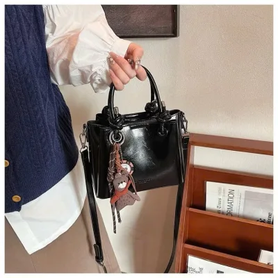 Túi xách nữ túi đeo chéo thời trang công sở da trơn size 23 kèm charm Samsoras store -KN2681