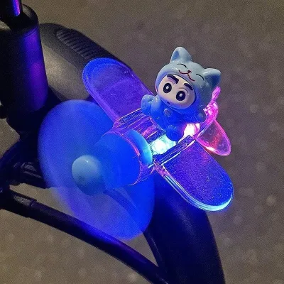 Máy Bay Đồ Chơi Mini Shin Phát Sáng Trang Trí Ô Tô Xe Máy Mũ Bảo Hiểm Siêu Dễ Thương Siêu Rẻ